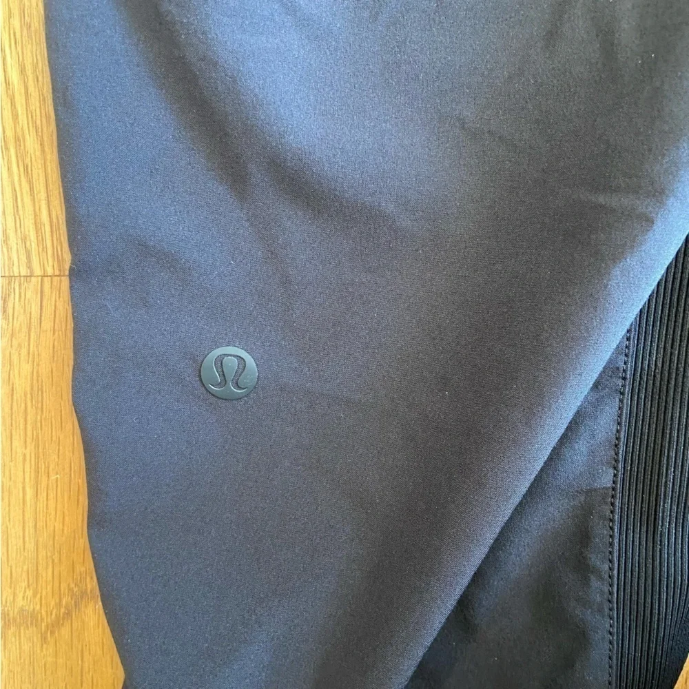 Womens Lululemon Beyond the Studio Crop black EUC size 4